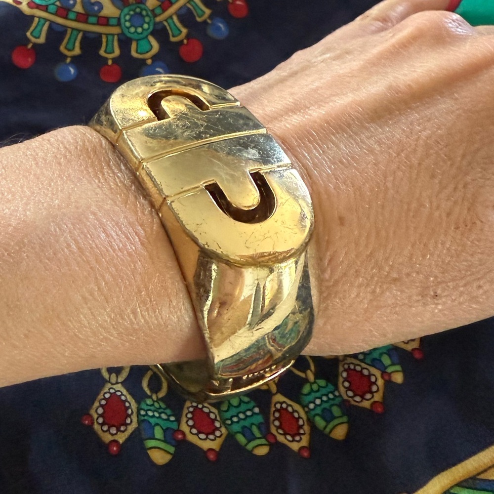 Gold Tone Vintage Cuff Hinge Bracelet - Picture 5 of 6